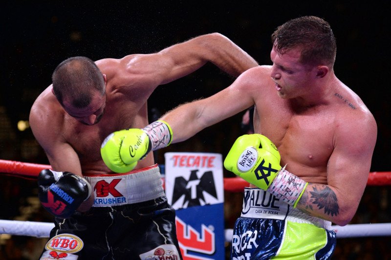 Saul Canelo Alvarez (celana biru/hijau) dan Sergey Kovalev (celana hitam/putih/merah) beradu jotos pada pertarungan perebutan gelar berat ringan WBO di MGM Grand Garden Arena pada 2 November 2019.  Alvarez menang TKO di ronde 11. ANTARA/REUTERS/Joe Campor