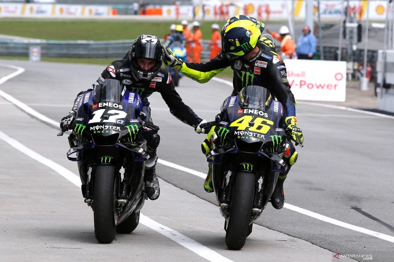 Pembalap Monster Energy Yamaha, Maverick Vinales (kiri) mendapat sapaan selamat dari rekan setimnya Valentino Rossi usai memenangi laga MotoGP Malaysia di Sepang International Circuit, Malaysia, Minggu (3/11/2019). ANTARA FOTO/REUTERS/Lai Seng Sin/foc.