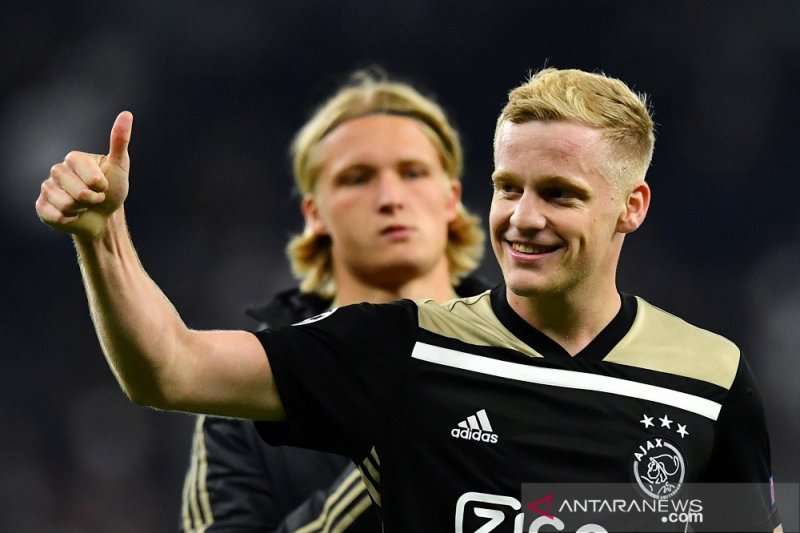 Van de Beek Segera Berkostum MU