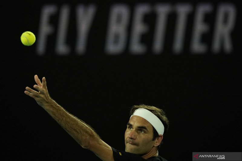 Petenis Roger Federer asal Swiss berlatih sebelum berlaga di turnamen tenis Australia Open di Melbourne Park, Melbourne, Australia, Minggu (19/1/2020). ANTARA FOTO/REUTERS/Kim Hong-ji/wsj.

