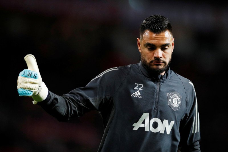 Penjaga gawang Manchester United Sergio Romero saat pemanasan uintuk laga 32 Besar Liga Europa melawan Club Brugge di Old Trafford, Manchester, Inggris, 27 Februari 2020. (REUTERS/PHIL NOBLE)

