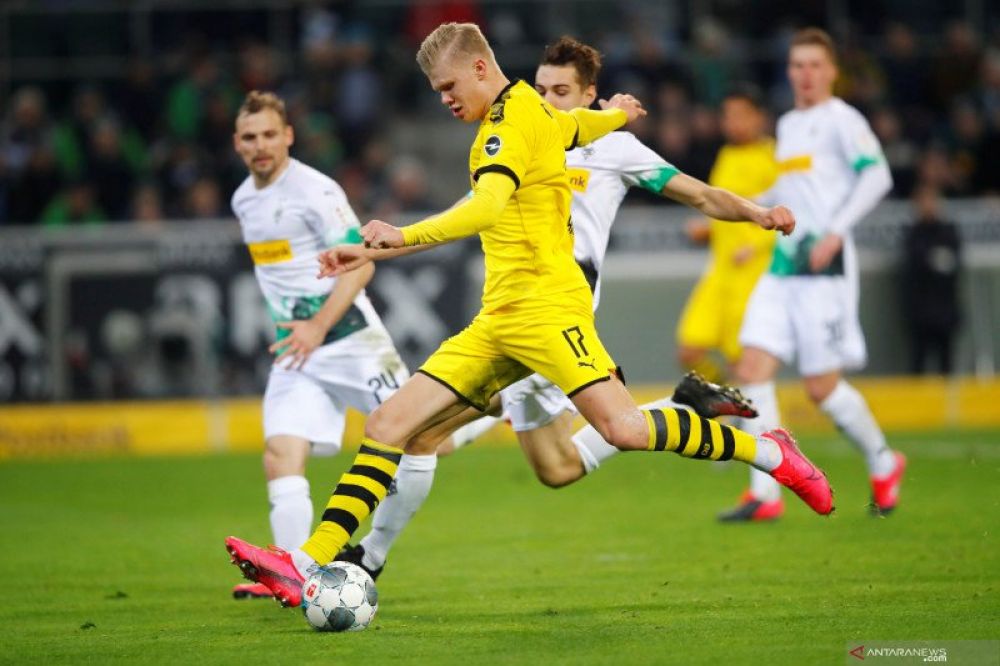 START: Pemain Dortmund Erling Haaland akan melepaskan tembakan saat bermain kontra Borussia Moenchengladbach di Borussia-Park, Moenchengladbach, Jerman pada 7 Maret 2020.(REUTERS/WOLFGANG RATTAY)
