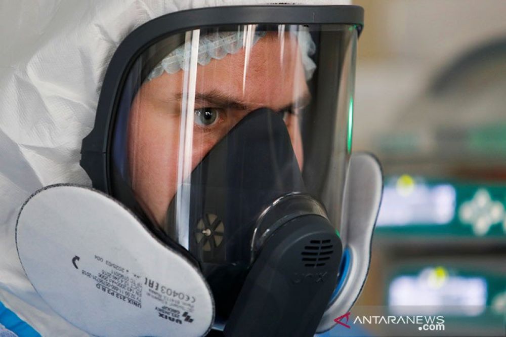 Seorang pekerja medis yang mengenakan alat pelindung diri (APD) terlihat di Unit Perawatan Intensif (ICU), Pusat ECMO Rumah Sakit Klinik Kota Nomor 52, di mana pasien yang menderita penyakit virus corona (COVID-19) dirawat, Moscow, Russia (28/4/2020). ANT