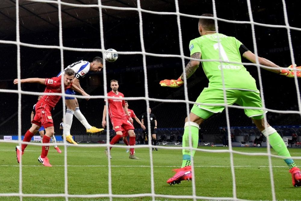 Pemain Hertha Berlin Vedad Ibisevic mencetak gol pertama timnya saat derbi Berlin melawan Union Berlin berkesudahan 4-0 di Olympiastadion, Berlin, Jerman, 22 Mei 2020. (REUTERS/POOL)