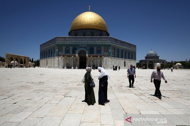 Sejumlah pengunjung melintas di depan Dome of Rock (Kubah Batu), kompleks Masjid Al Aqsa, Kota Tua Yerusalem, Minggu (31/5/2020). Kompleks Masjid Al Aqsa kembali dibuka untuk umum setelah ditutup selama kurang lebih dua setengah bulan karena pandemi COVID