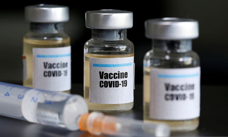 - Botol kecil berlabel stiker "Vaksin COVID-19" dan jarum suntik medis, terlihat dalam ilustrasi yang diambil pada (10/4/2020). ANTARA/REUTERS/Dado Ruvic/pri.