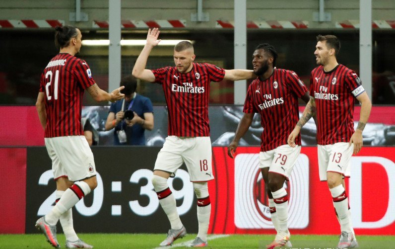 Pemain AC Milan Franck Kessie bersama rekannya merayakan gol ketiga ke gawang Juventus pada pertandingan Liga Italia Seria A di stadion San Siro, Milan, Rabu (8/7/2020). Milan mengalahkan Juventus dengan skor 4-2. ANTARA FOTO/REUTERS/Alessandro Garofalo/p