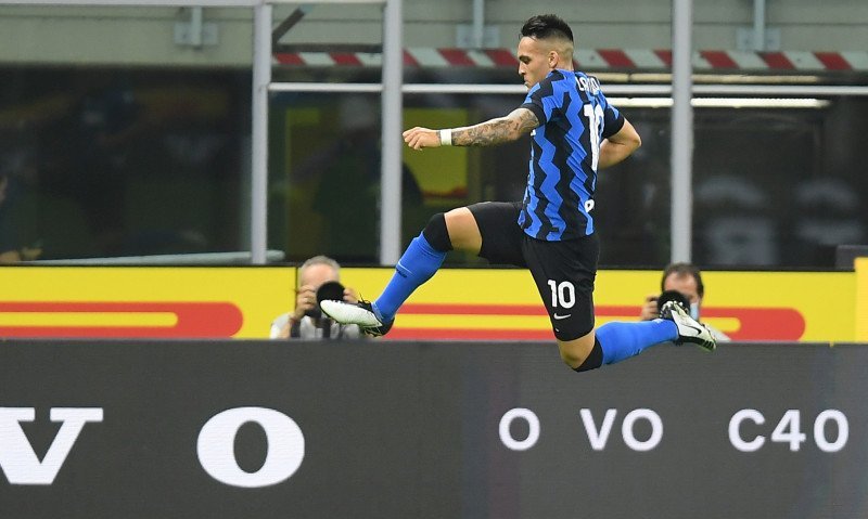 Penyerang Inter Milan Lautaro Martinez merayakan gol yang dicetaknya ke gawang Napoli, dalam pertandingan Liga Italia yang dimainkan di Stadion Giuseppe Meazza, Milan, Selasa (28/7/2020). (ANTARA/REUTERS/DANIELE MASCOLO)


