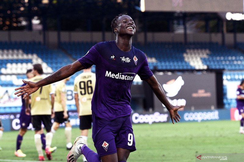 Penyerang Fiorentina Christian Kouam merayakan gol yang dicetaknya dalam pertandingan Liga Italia melawan SPAL, yang dimainkan di Stadion Paolo Mazza, Ferrara, Minggu (2/8/2020). (ANTARA/Reuters Connect/IPA)