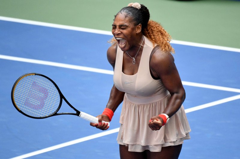 Serena Williams berteriak merayakan kemenangan atas Maria Sakkari pada hari kedelapan turnamen tenis AS Terbuka 2020 di USTA Billie Jean King National Tennis Center, Senin (Selasa WIB). ANTARA/REUTERS/Danielle Parhizkaran-USA TODAY Sports.

