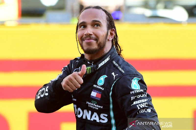 Pembalap Mercedes Lewis Hamilton usai balapan F1 Tuscan Grand Prix di Mugello, Scarperia e San Piero, Italia, Minggu 13 September 2020. (ANTARA FOTO/Pool via REUTERS/Jennifer Lorenzini/aw).