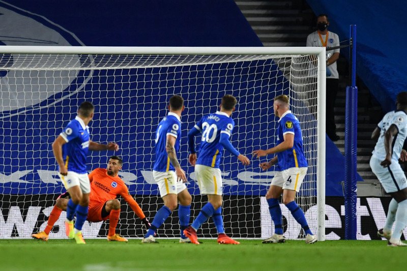 Pemain Chelsea Kurt Zouma mencetak gol ketiga timnya saat menang 3-1 melawan Brighton & Hove Albion di Stadion American Express Community, Brighton, Inggris, 14 September 2020. (Pool via REUTERS/GLYN KIRK)


