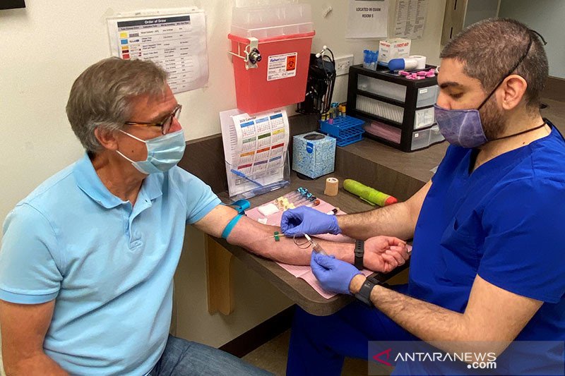 Penduduk Atlanta, Norman Hulme, 65, bersiap untuk diambil darahnya sebagai bagian dari uji klinis Fase 1 untuk vaksin penyakit virus corona (COVID-19) mRNA-1273 di Hope Clinic, Universitas Emory di Atlanta, Georgia, AS, (4/5/2020). ANTARA/REUTERS/HO-Emory