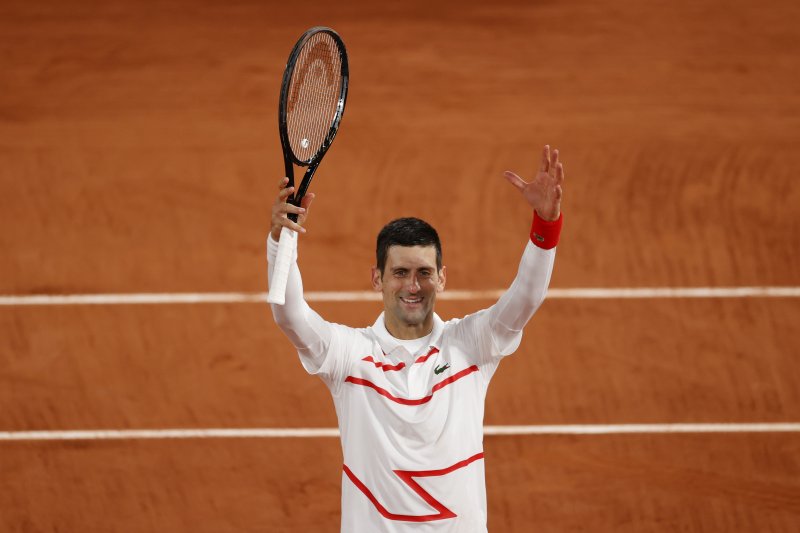 Petenis Serbia Novak Djokovic memenangi pertandingan babak ketiganya atas petenis Kolombia Daniel Elahi Galan Riveros di Roland Garros, Paris, Prancis, 3 Oktober 2020. (REUTERS/CHRISTIAN HARTMANN)

