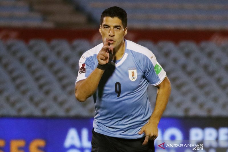 Penyerang Uruguay Luis Suarez merayakan gol yang dicetaknya ke gawang Chile, dalam pertandingan kualifikasi Piala Dunia 2022 zona Amerika Selatan yang dimainkan di Estadio Centenario, Asuncion, Kamis (8/10/2020). (ANTARA/REUTERS/RAUL MARTINEZ)