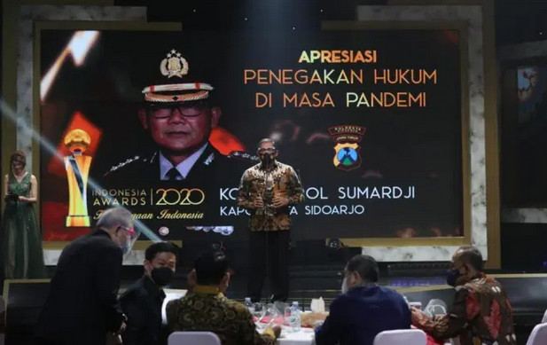 Kapolresta Sidoarjo Kombes Pol Sidoarjo menerima penghargaan di Jakarta. bfc.com