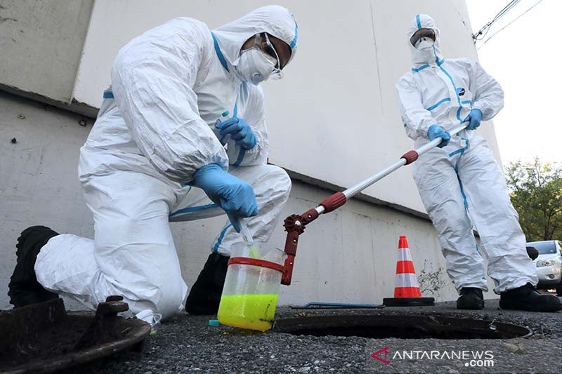 Seorang petugas pemadam kebakaran dari Marins-Pompiers of Marseille mengenakan pakaian pelindung lengkap mengambil sampel air limbah di sekitar rumah jompo untuk mendeteksi jejak konsentrasi COVID-19 yang memasuki gelombang kedua di Marseille, Prancis (28