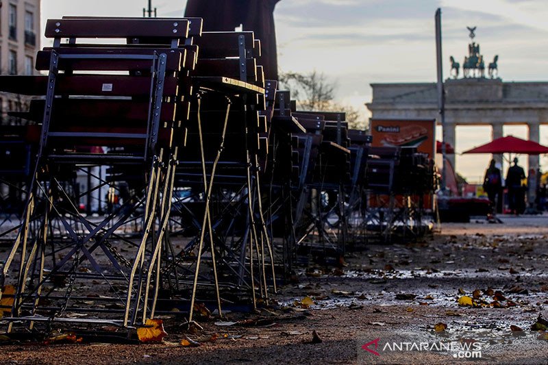 Puluhan kursi dan meja milik sebuah restoran di dekat gerbang Brandenburg di Berlin, Jerman (2/11/2020), dirantai dan terkunci saat pemerintah memberlakukan 'lockdown' akibat wabah COVID-19. ANTARA/REUTERS/Hannibal Hanschke/aa.