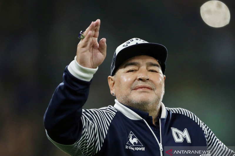 Diego Maradona telah menjalani operasi otak yang sukses pekan lalu pada 4 November 2020. (REUTERS/AGUSTIN MARCARIAN)

