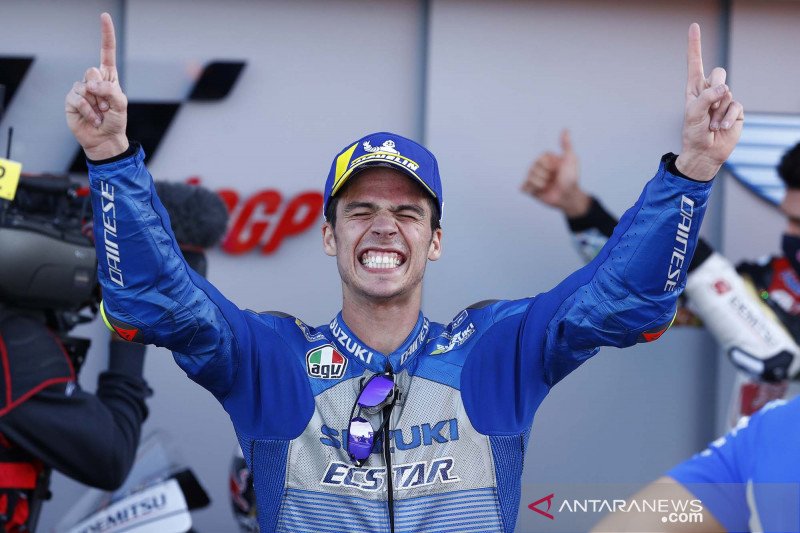 Arsip-Pembalap Suzuki Ecstar Joan Mir merayakan kemenangannya di podium usai balapan MotoGP Grand Prix of Europe di Sirkuit Ricardo Tormo, Valencia, Spanyol, (8/11/2020). Joan Mir berhasil meraih juara yang memperkuat posisinya di peringkat pertama klasem
