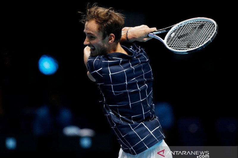 Daniil Medvedev saat membungkam Novak Djokovic di ATP Finals, Rabu (18/11/2020) waktu setempat atau Kamis WIB. ANTARA/Action Images via Reuters/Paul Childs.

