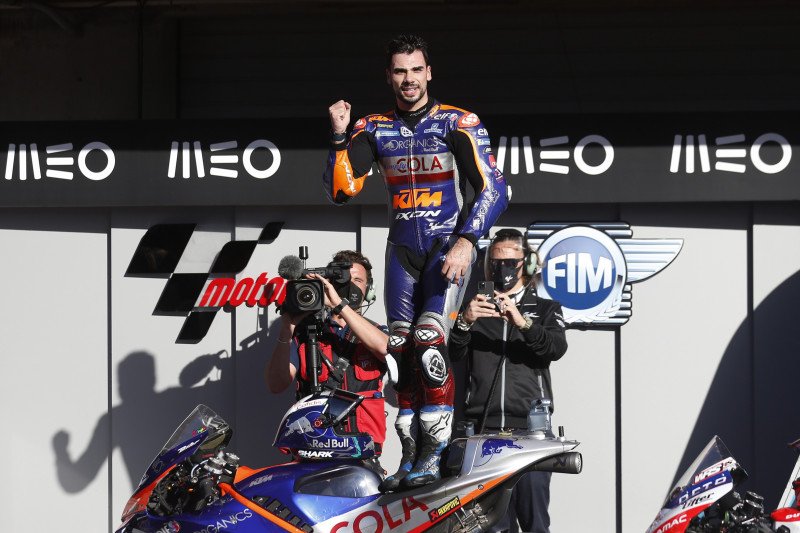 Pebalap tim KTM Tech3 Miguel Oliveira melakukan selebrasi di atas motornya setelah menjuarai Grand Prix Portugal di Sirkuit Algarve, Portimao. (22/11/2020) Reuters/Rafael Marchante

