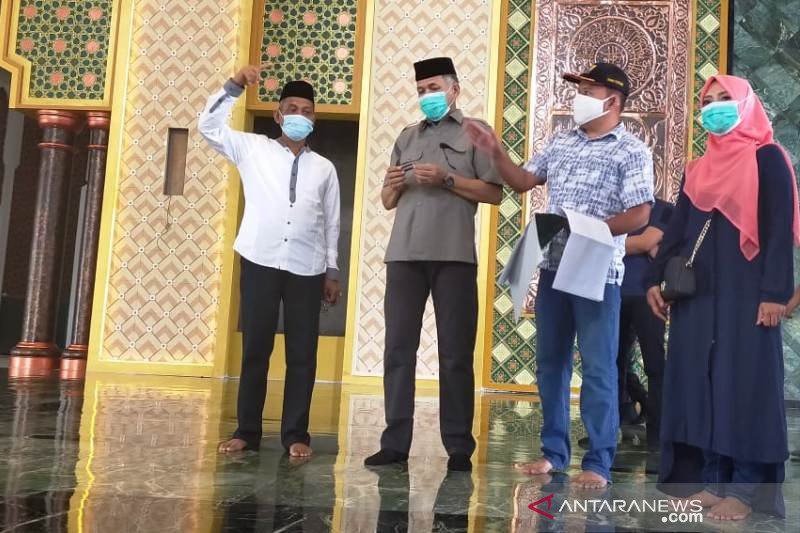 Gubernur Aceh Nova Iriansyah (dua dari kiri) mendengarkan penjelasan dari Bupati Nagan Raya HM Jamin Idham saat mengunjungi Masjid Agung Baitul A'la (Masjid Giok) di Kompleks Perkantoran Suka Makmue, Jumat (1/1/2020). (ANTARA/HO)