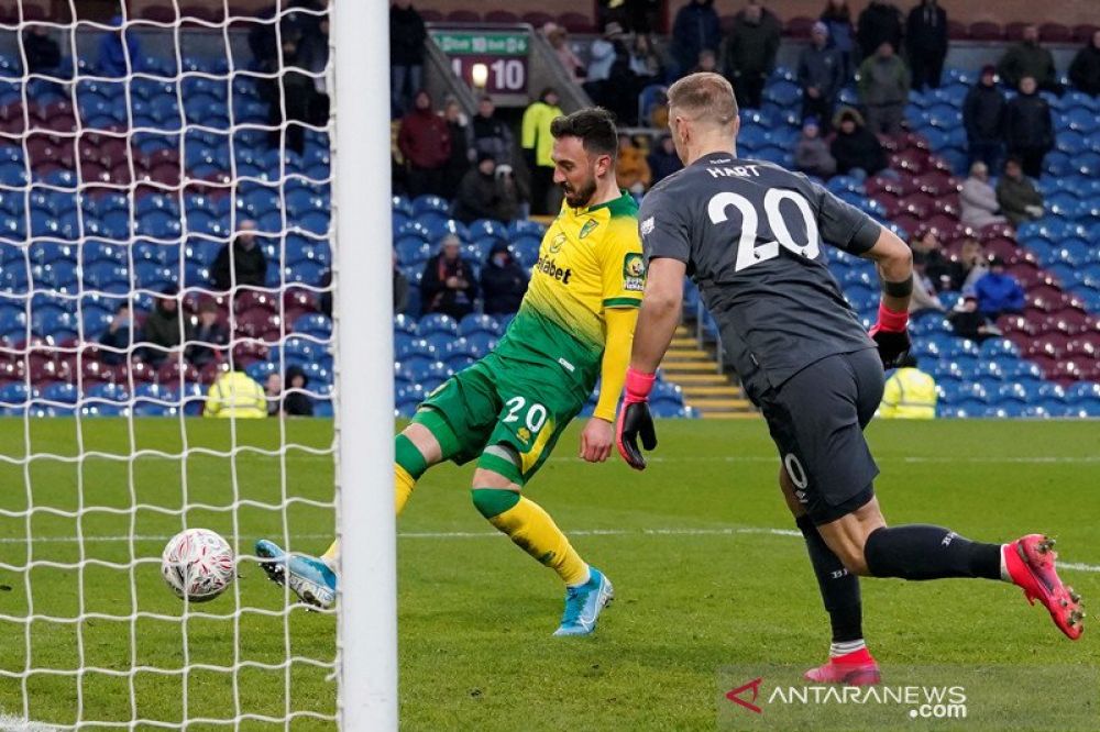 Pemain Norwich City Josip Drmic (kiri) mencetak gol disaksikan kiper Burnley Joe Hart yang sudah tak bisa melakukan penyelamatan dalam laga putaran keempat Piala FA di Stadion Turf Moor, Burnley, Inggris, Sabtu (25/1/2020). (ANTARA/REUTERS/Andrew Yates)