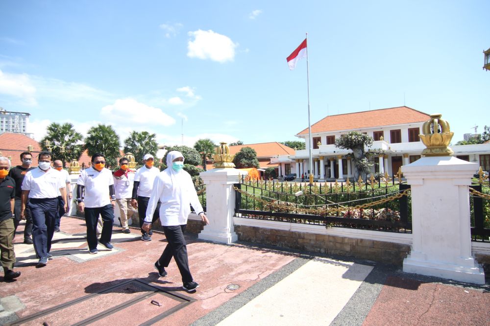 Gubernur Khofifah bersama staf jalan pagi di sekitar Gedung Negara Grahadi Surabaya (Foto: ist)