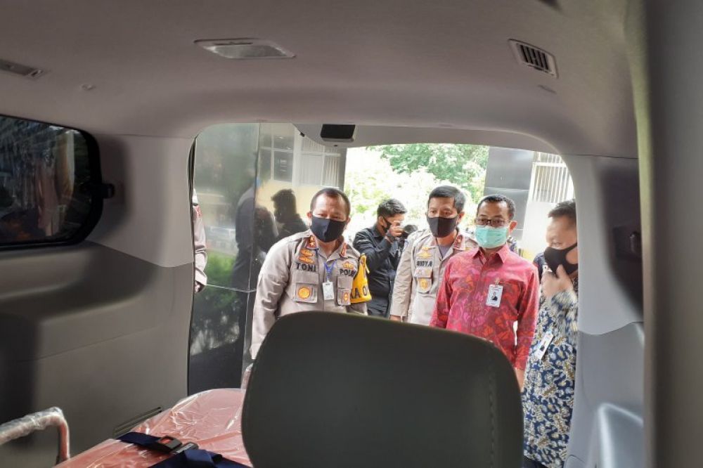 Kapolda Sumbar Irjen Pol Toni Harmanto menerima bantuan ambulans dari Bank BNI (ANTARA/ Mario Sofia Nasution)

