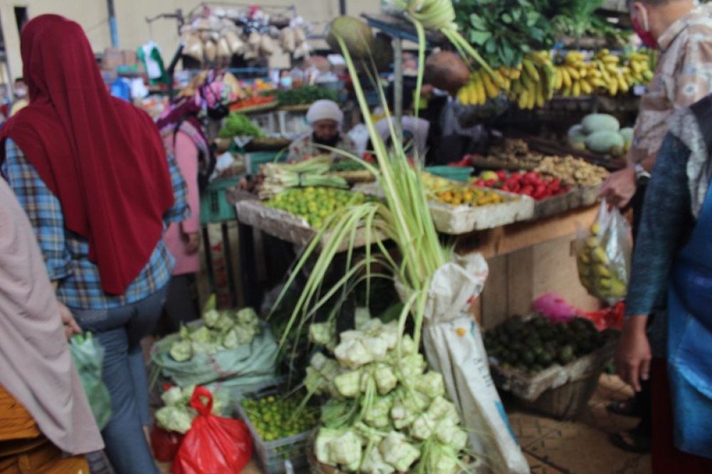 Suasana pasar tradisional di Kota Bandarlampung ramai menjelang Hari Raya Idul Fitri, Bandarlampung, Jumat 22/5/2020 (ANTARA/Ruth Intan Sozometa Kanafi)