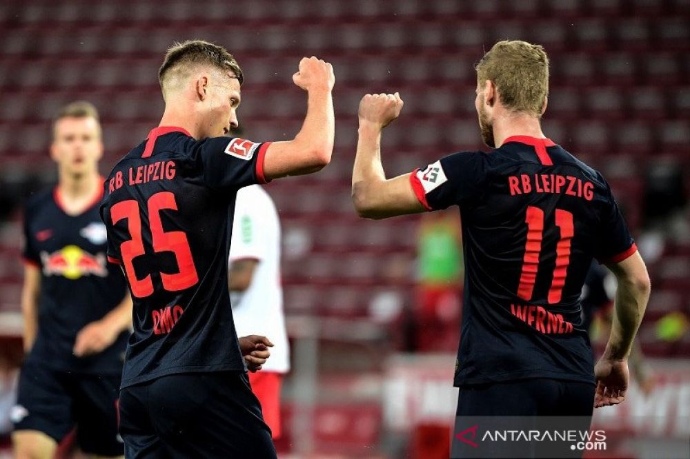 Gelandang serang RB Leipzig Dani Olmo (kiri) melakukan selebrasi bersama Timo Werner selepas mencetak gol keempat timnya ke gawang FC Cologne dalam laga lanjutan Liga Jerman di Stadion RheinEnergie, Cologne, Jerman, Senin (1/6/2020) waktu setempat. (ANT)