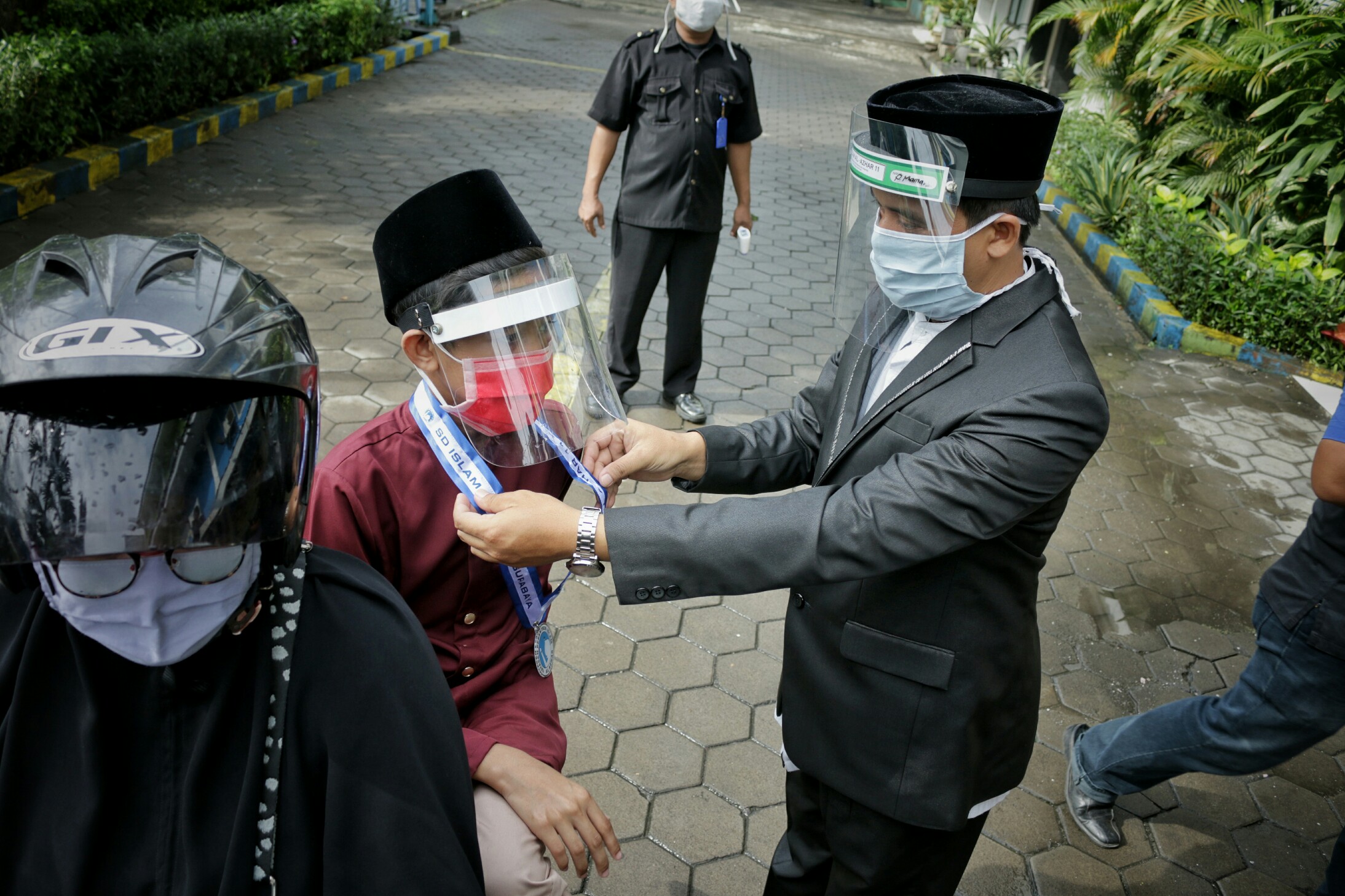 Wisuda Drive Thru SD Al Azhar Surabaya Tetap Berkesan