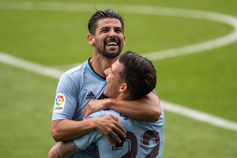 Penyerang Celta Vigo, Nolito (atas), melakukan selebrasi bersama Santi Mina usai mencetak gol dalam laga lanjutan Liga Spanyol melawan Alaves tanpa penonton karena pandemi COVID-19 di Stadion Balaidos, Vigo, Spanyol, Minggu (21/6/2020). (ANTARA/Twitter@La