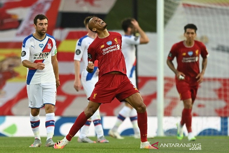 Gelandang Liverpool Fabinho meluapkan kegembiraan usai mencetak gol ketiga timnya ke gawang Crystal Palace dalam laga lanjutan Liga Inggris tanpa penonton di tengah pandemi COVID-19 di Stadion Anfield, Liverpool, Inggris, Rabu (24/6/2020) waktu setempat. 