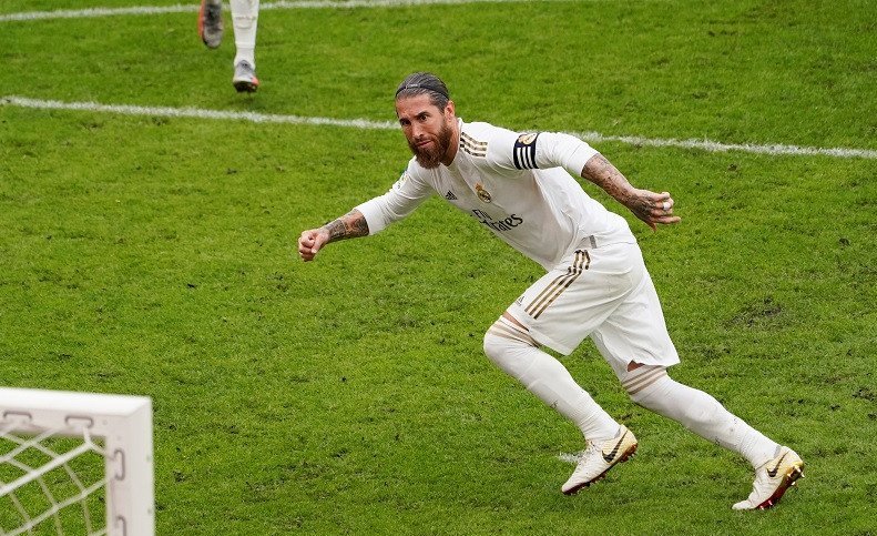 Kapten Real Madrid Sergio Ramos melakukan selebrasi selepas mencetak gol dari tendangan penalti ke gawang Athletic Bilbao dalam laga lanjutan Liga Spanyol tanpa penonton di tengah pandemi COVID-19 di Stadion San Mames, Bilbao, Spanyol, Minggu (5/7/2020). 