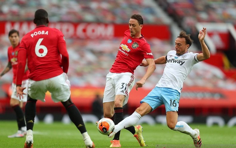 Kapten West Ham United Mark Noble (kanan) berebut bola dengan gelandang Manchester United Nemanja Matic dalam laga lanjutan Liga Inggris tanpa penonton di tengah pandemi COVID-19 di Stadion Old Trafford, Manchester, Inggris, Rabu (22/7/2020) waktu setempa