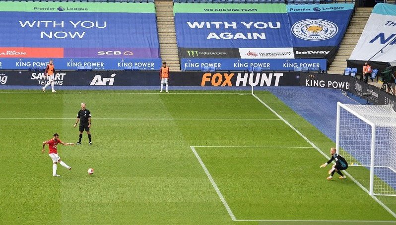 Gelandang serang Manchester United Bruno Fernandes (kiri) mengeksekusi tendangan penalti untuk mencetak gol ke gawang Leicester City dalam laga pekan pemungkas Liga Inggris tanpa penonton di tengah pandemi COVID-19 di Stadion King Power, Leicester, Inggri