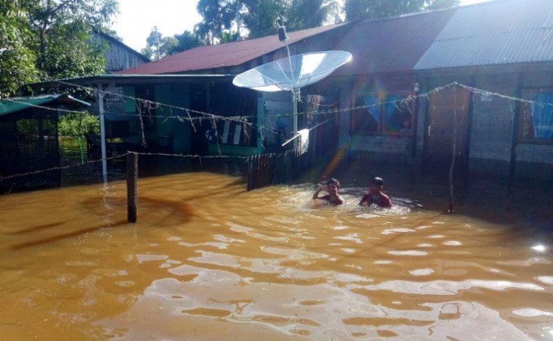 Anak-anak bermain di lokasi genangan banjir di halaman rumah di kawasan Desa Leuhan, Kecamatan Johan Pahlawan, Meulaboh, Kabupaten Aceh Barat, Rabu (29/7/2020). Hingga Sabtu (1/8/2020) malam ratusa warga di dua desa meliputi Desa Gunong Pulo dan Karang Ha