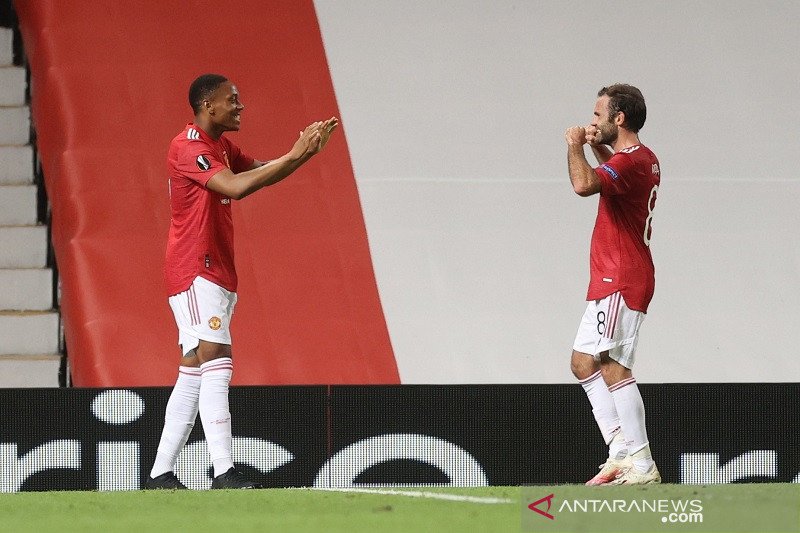 Penyerang Manchester United, Anthony Martial (kiri), melakukan selebrasi bersama Juan Mata seusai mencetak gol penentu kemenangan atas LASK Linz dalam laga leg kedua babak 16 besar Liga Europa di Stadion Old Trafford, Manchester, Inggris, Rabu (5/8/2020) 