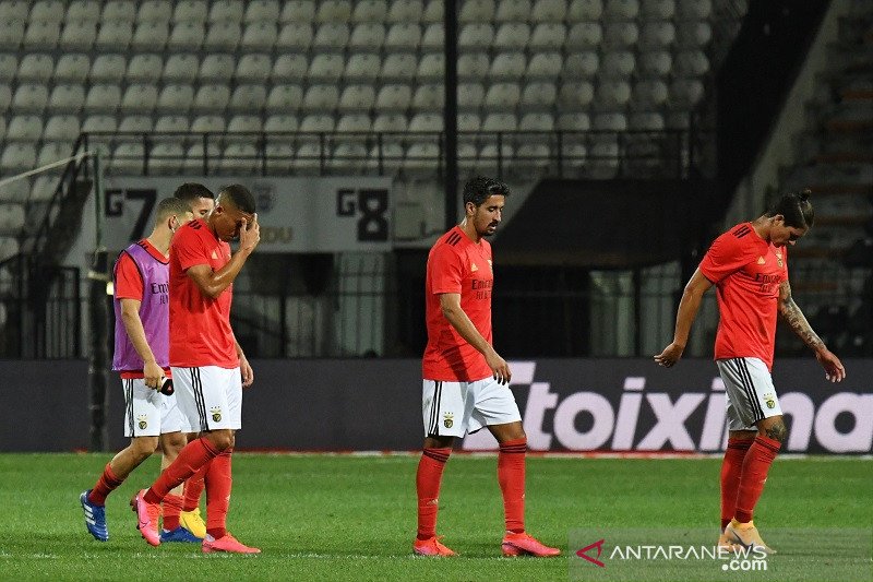 Para pemain Benfica tampak kecewa meninggalkan lapangan setelah dikalahkan PAOK Thessaloniki 1-2 dalam laga kualifikasi ketiga Liga Champions 2020/21 di Stadion Toumba, Thessaloniki, Yunani, Selasa (15/9/2020) waktu setempat. (ANTARA/REUTERS/Alexandros Av