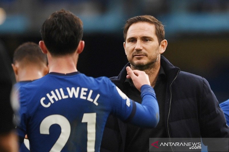 Manajer Chelsea Frank Lampard (kanan) menyalami Ben Chilwell selepas kemenangan atas Crystal Palace dalam lanjutan Liga Inggris di Stadion Stamford Bridge, London, Inggris, Sabtu (3/10/2020). (ANTARA/REUTERS/POOL/Neil Hall)


