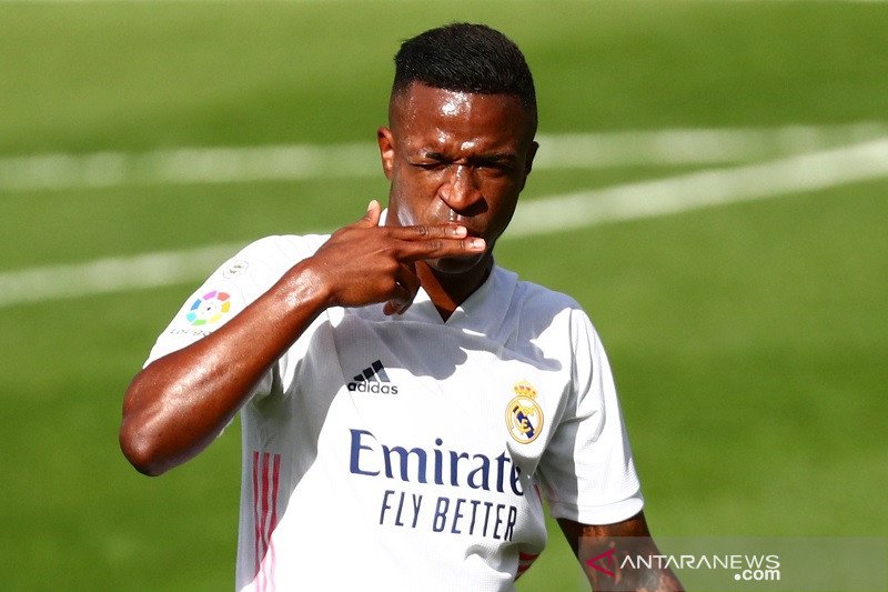 Penyerang Real Madrid Vinicius Junior melakukan selebrasi seusai mencetak gol ke gawang Levante dalam lanjutan Liga Spanyol di Stadion de la Ceramica, Villarreal, Spanyol, Minggu (4/10/2020). (ANTARA/REUTERS/Albert Gea)

