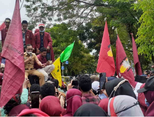 Wagub Barnabas Orno yang keluar menemui aksi Massa Ikatan Mahasiswa Muhamadyah.HMP/BOY