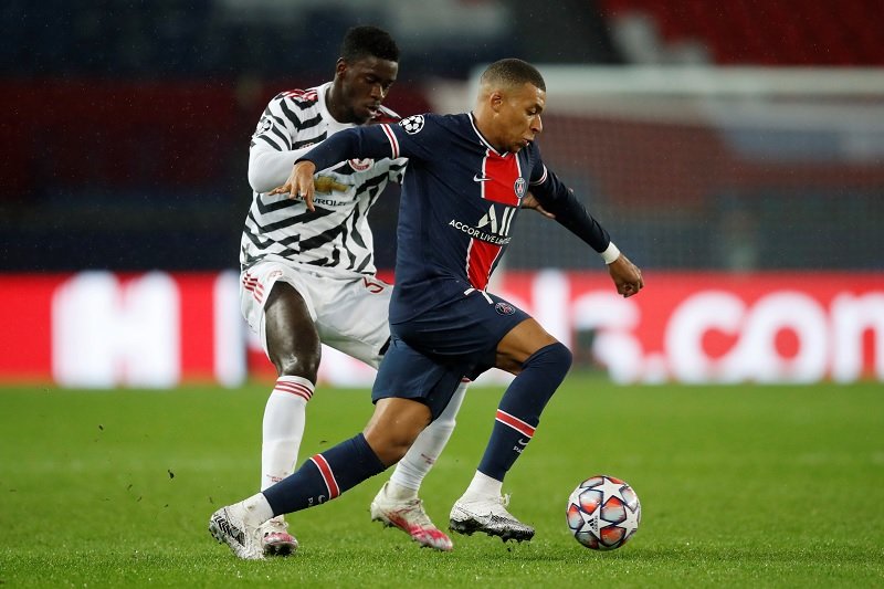 Bek Manchester United Axel Tuanzebe (kiri) mengawal pergerakan bintang Paris Saint-Germain Kylian Mbappe dalam penyisihan Grup H Liga Champions di Stadion Parc des Princes, Paris, Prancis, Selasa (20/10/2020) waktu setempat. (ANTARA/REUTERS/Gonzalo Fuente