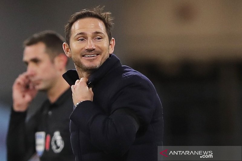 Manajer Chelsea Frank Lampard tersenyum merayakan kemenangan atas Burnley dalam lanjutan Liga Inggris di Stadion Turf Moor, Burnley, Inggris, Sabtu (31/10/2020). (ANTARA/REUTERS/POOL/Molly Darlington)