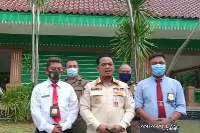 Pelaksana Tugas Kepala Satuan Polisi Pamong Praja Kabupaten Bekasi Rahmat Atong (depan-tengah) bersama penyidik dari PPNS Kabupaten Bekasi. (ANTARA/Pradita Kurniawan Syah)

