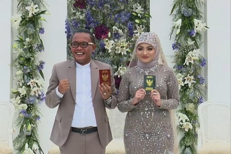 Tangkap layar komedian Sule dan Nathalie Holscher yang menunjukkan buku nikah setelah resmi jadi pasutri. (YouTube/Rans Entertainment)

