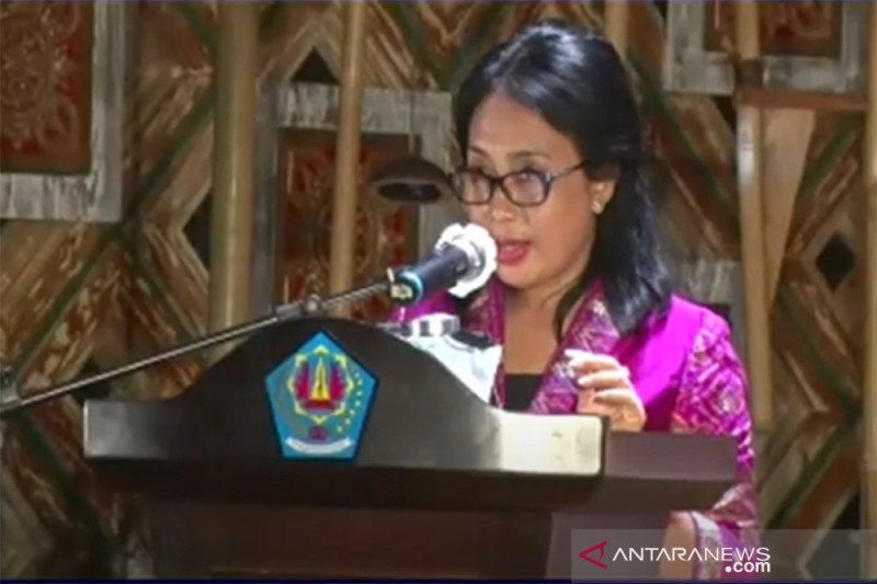 Menteri Pemberdayaan Perempuan dan Perlindungan Anak I Gusti Ayu Bintang Darmawati Puspayoga dalam tangkapan layar akun Youtube Kemen PPPA saat menyiarkan Peringatan 30 Tahun Ratifikasi Konvensi Hak Anak dan Peringatan Hari Anak Sedunia di Denpasar, Bali,