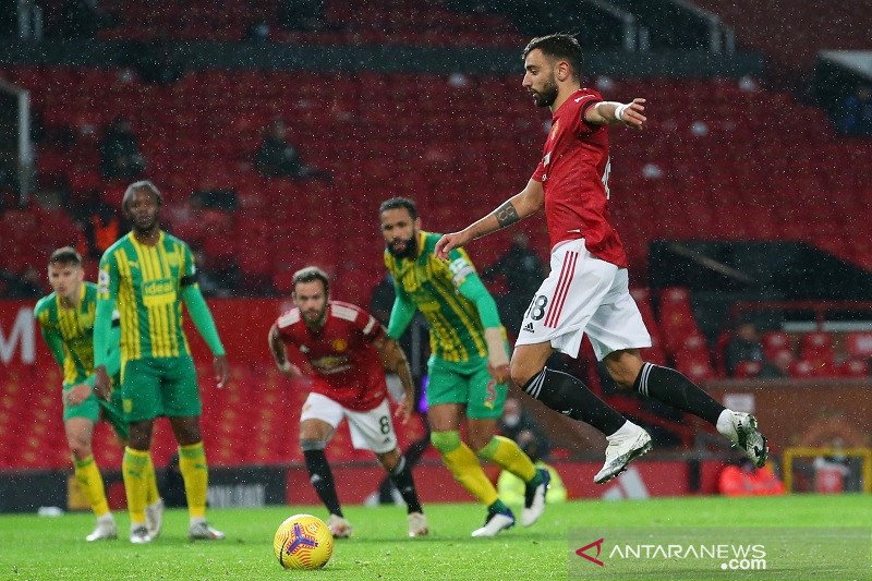 Gelandang Manchester United Bruno Fernandes mengeksekusi tendangan penalti untuk menentukan kemenangan atas West Bromwich Albion dalam lanjutan Liga Inggris di Stadion Old Trafford, Manchester, Inggris, Sabtu (21/11/2020) waktu setempat. ANTARA/REUTERS/PO